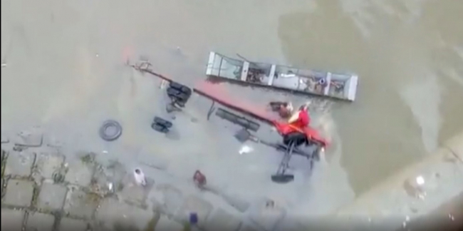 Hindistan'da otobüs nehre düştü: 13 ölü